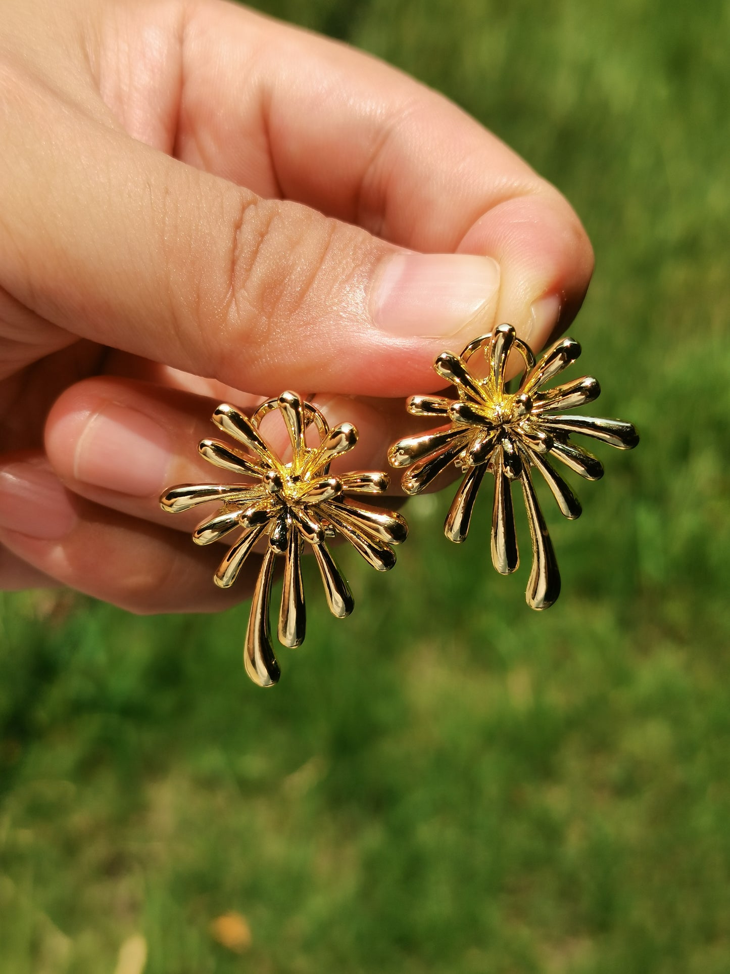 Kemstone Gold Flower Burst Earrings – 35x25mm Vintage Statement, Alloy Back Clip Closure