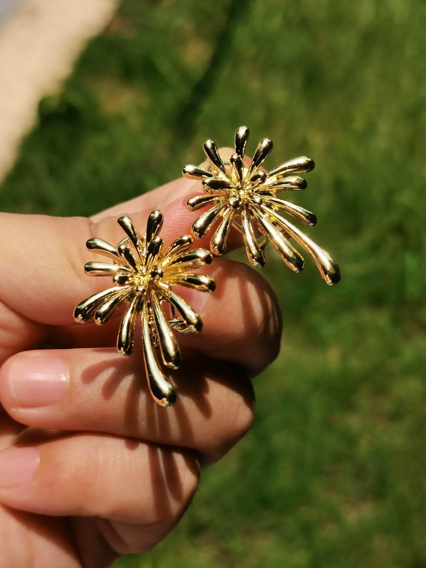 Kemstone Gold Flower Burst Earrings – 35x25mm Vintage Statement, Alloy Back Clip Closure