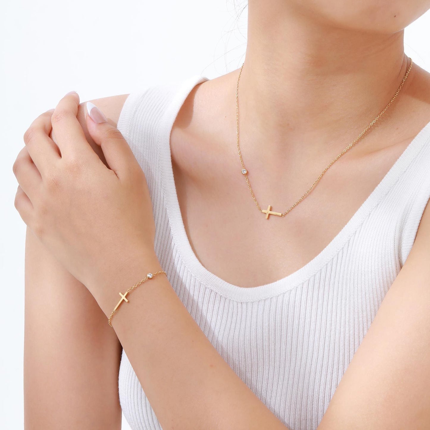 Collar con colgante de cruz de resplandor eterno - Joyería de acero inoxidable con circonitas blancas en tono dorado para mujer, hipoalergénico, elegante y cotidiano NC-782