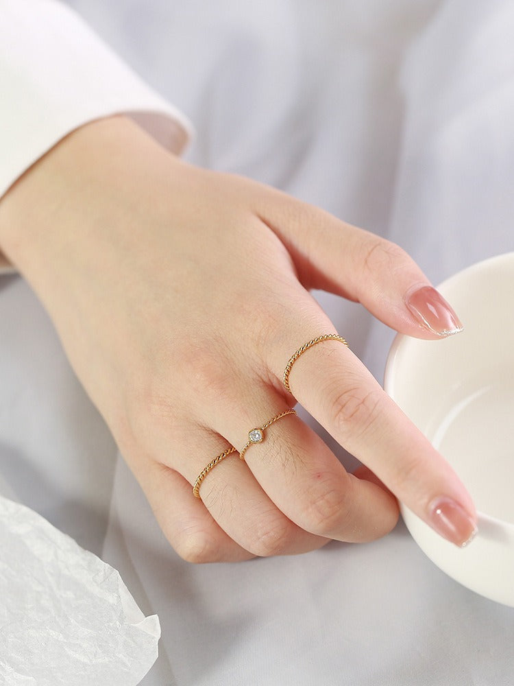 Anillo de acero de titanio trenzado Kemstone - Diseño minimalista en espiral para mujer R243