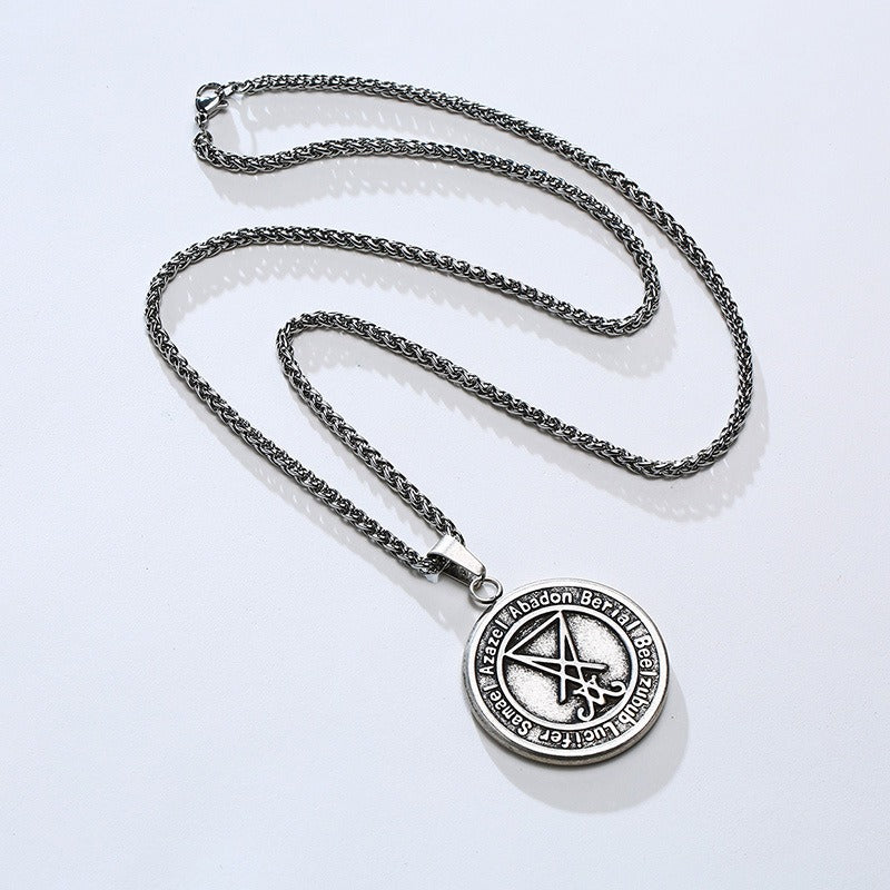 Collar con colgante de moneda de Lucifer de acero y titanio Kemstone | Pieza de estilo gótico urbano PN1161