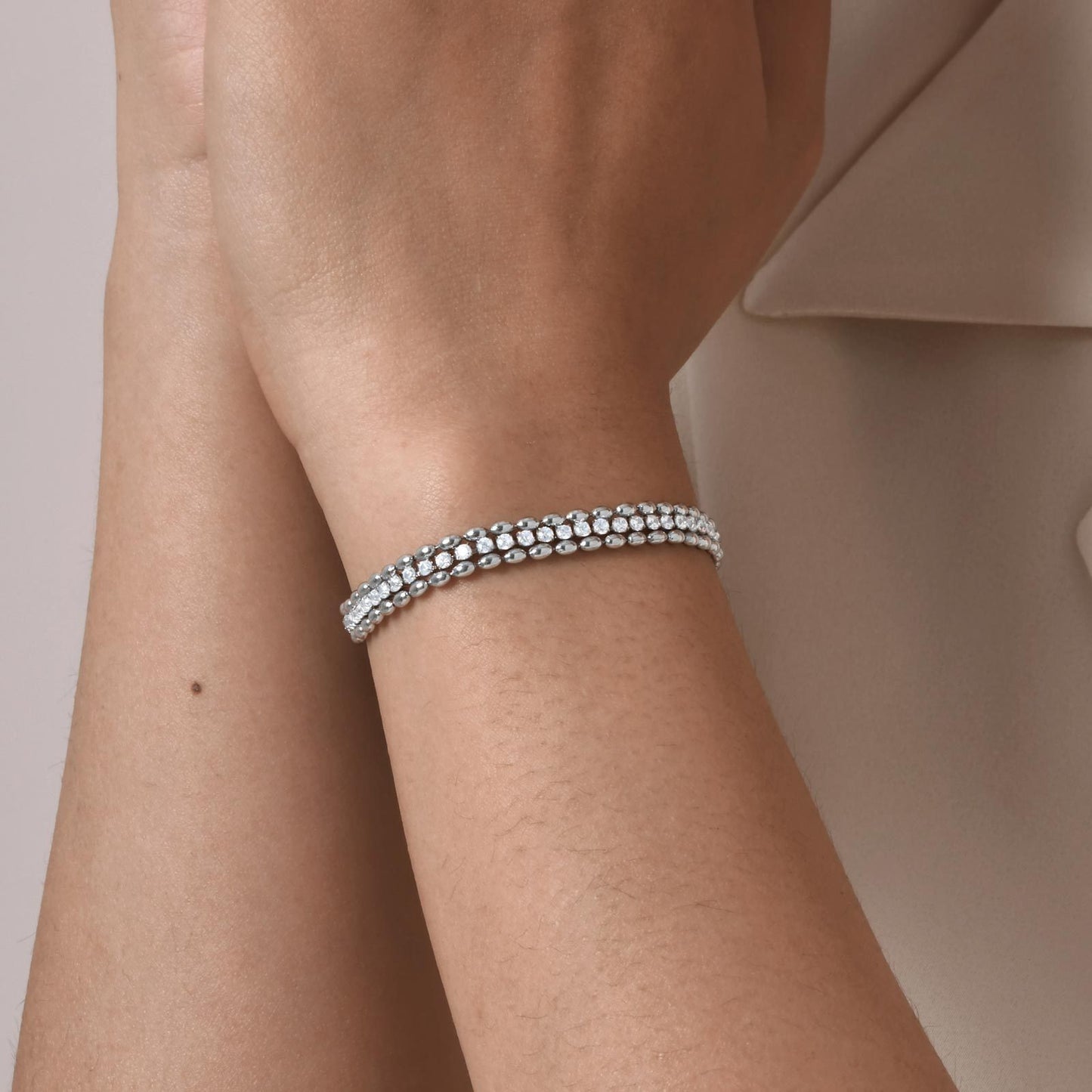 Pulsera Kemstone de acero inoxidable con doble hilera de cuentas de oliva y circonitas blancas | Diseño minimalista retro | Lujo ligero para combinar con otras prendas BR-2440