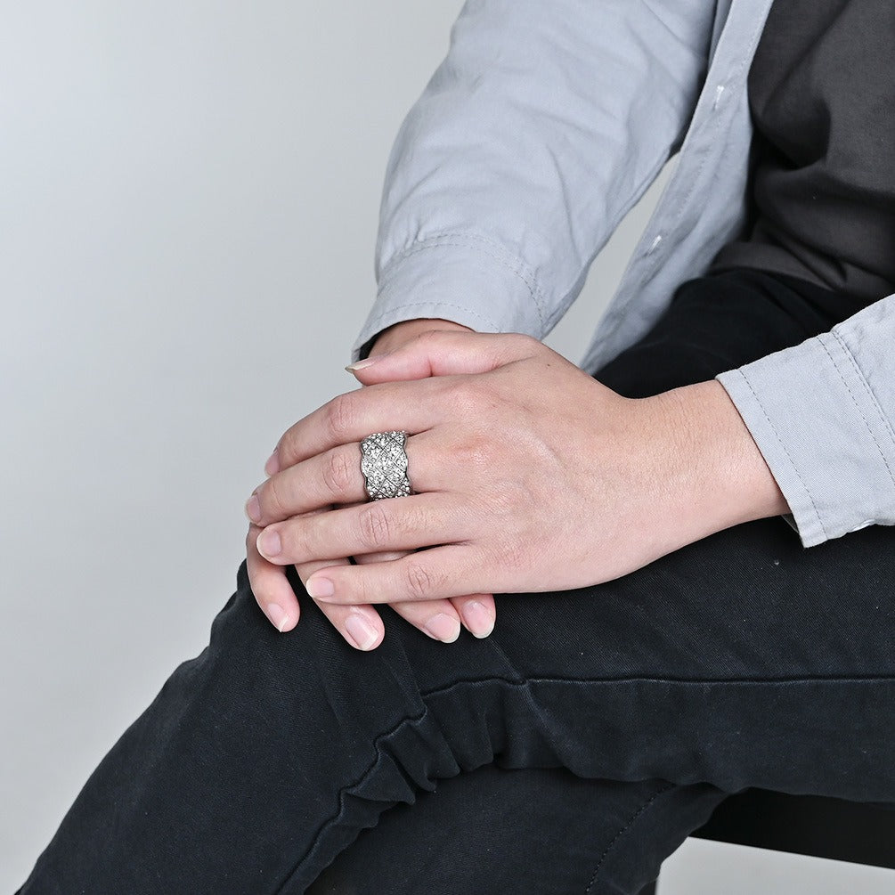 Anillo unisex de malla geométrica con cristales pavé completos, de lujo y espectacular. Joyería de acero inoxidable chapada en oro para un estilo audaz. K-R972