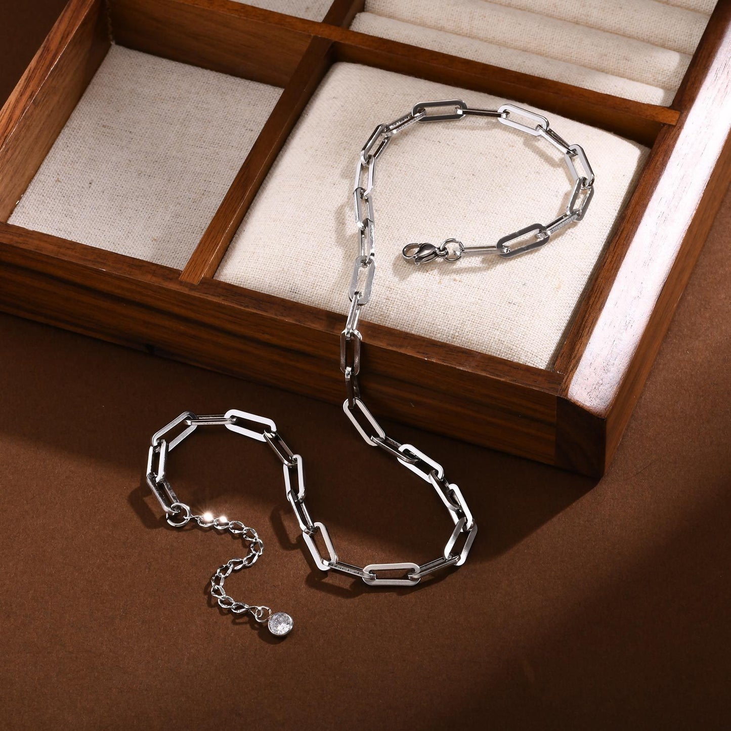 Collar de cadena rectangular de acero inoxidable Kemstone para mujer - Diseño geométrico audaz con acabado dorado pulido NC-1882