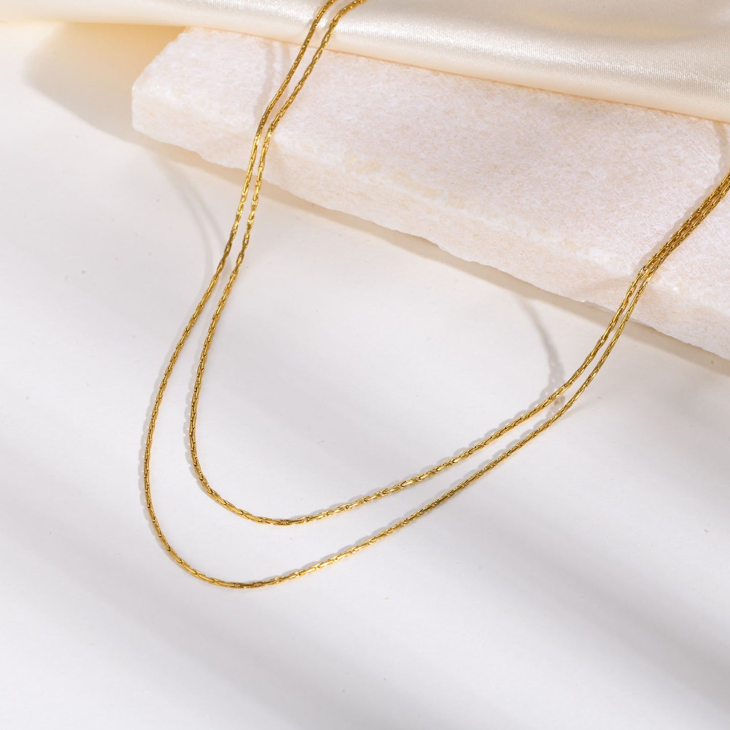 Collar de cadena ovalada de doble capa de acero inoxidable texturizado Kemstone – Joyería ligera dorada para mujer NC-1329