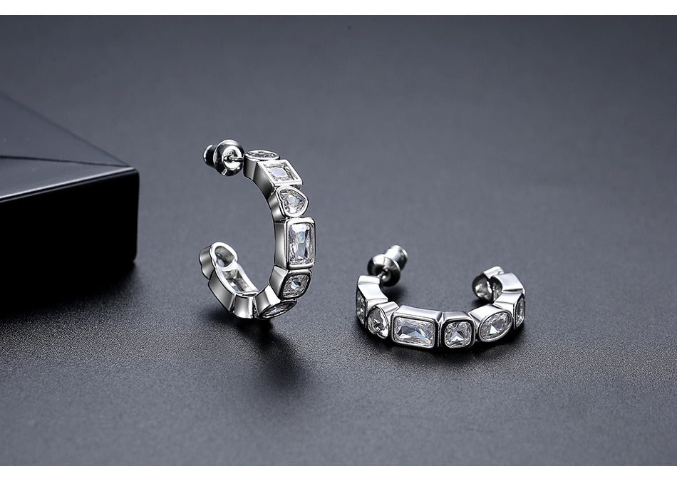 Orecchini geometrici a forma di C realizzati artigianalmente da Kemstone: eleganza francese minimalista con dettagli in zircone E23082401