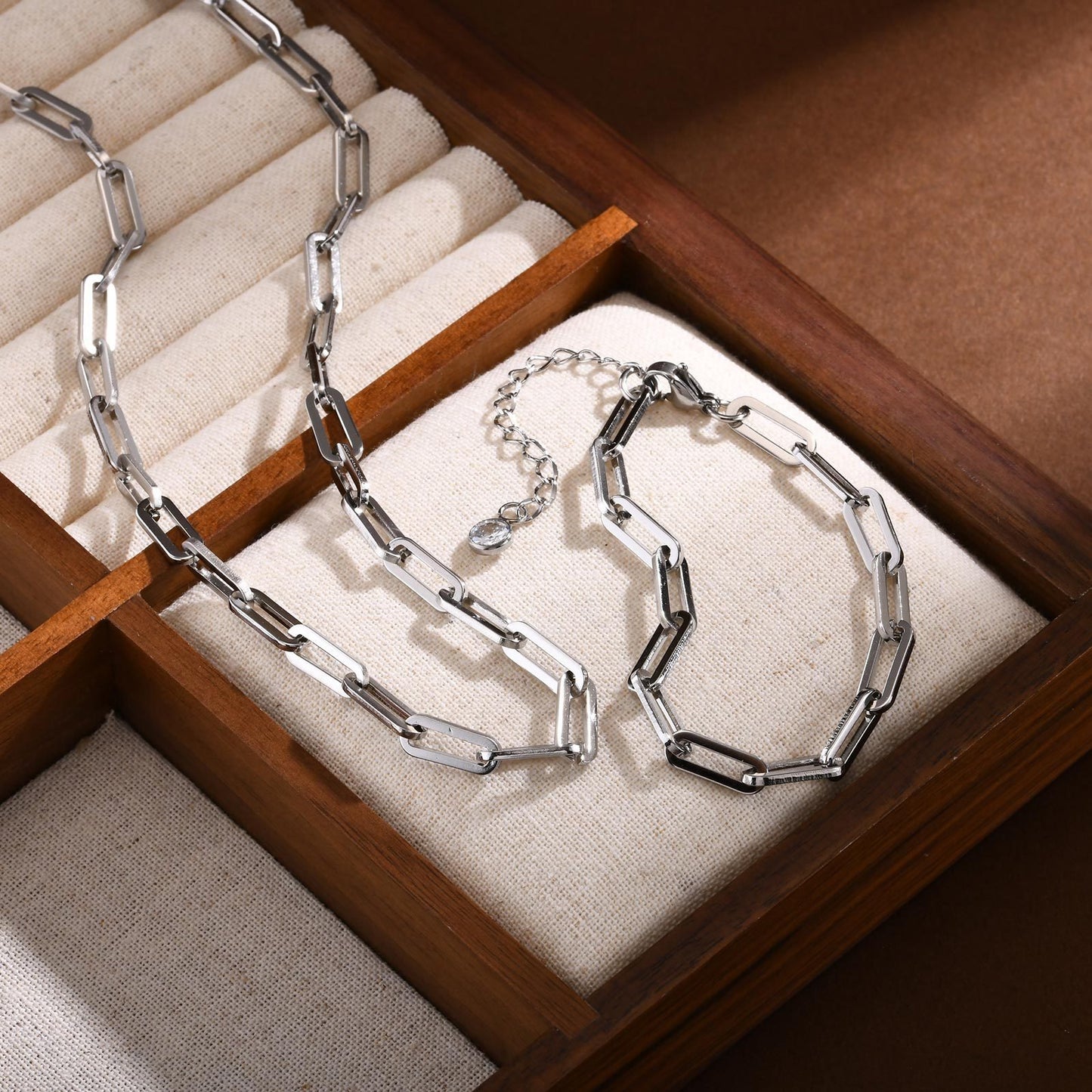Collar de cadena rectangular de acero inoxidable Kemstone para mujer - Diseño geométrico audaz con acabado dorado pulido NC-1882