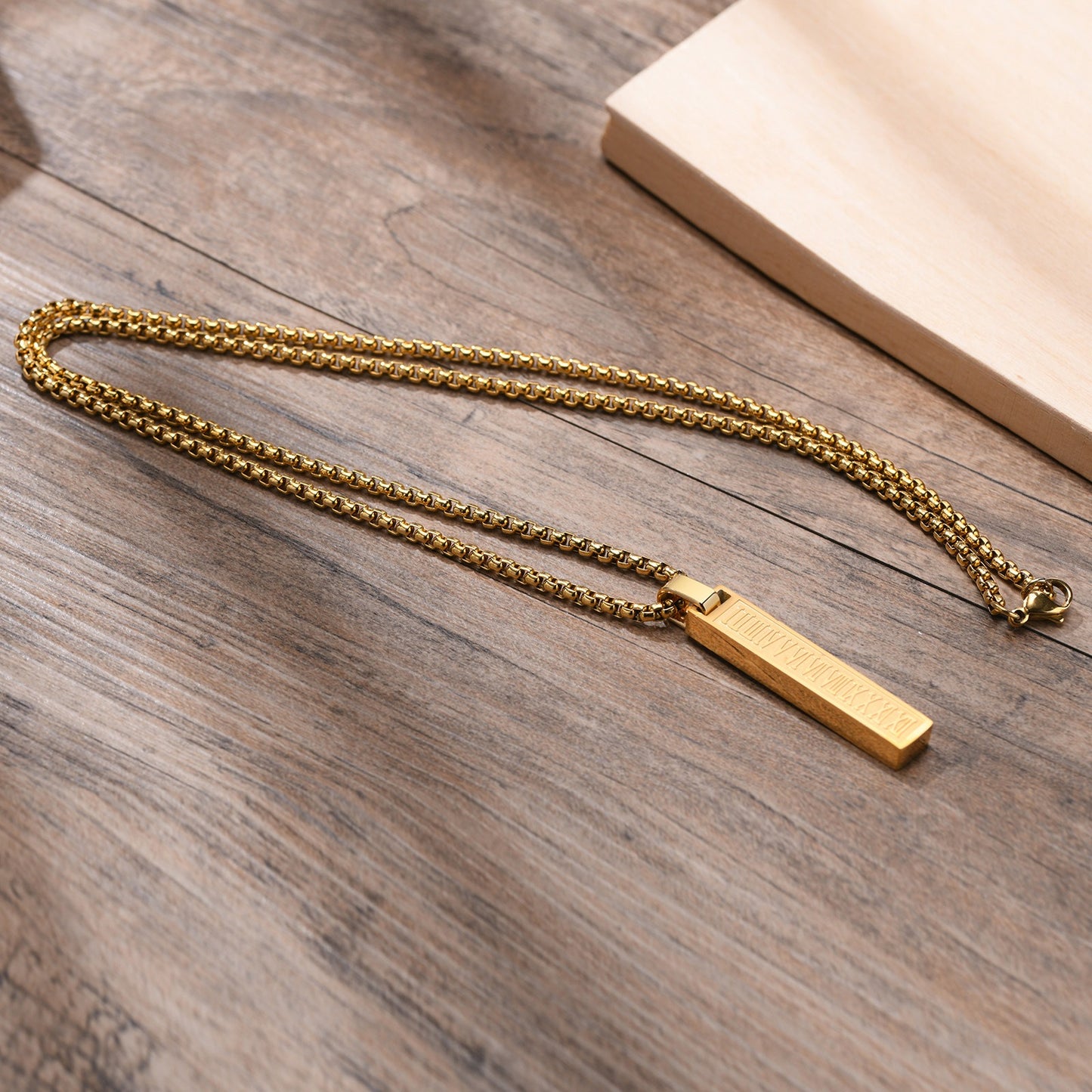 Collar con colgante de barra con números romanos Kemstone - Collar geométrico minimalista de acero inoxidable para hombre PN-1490