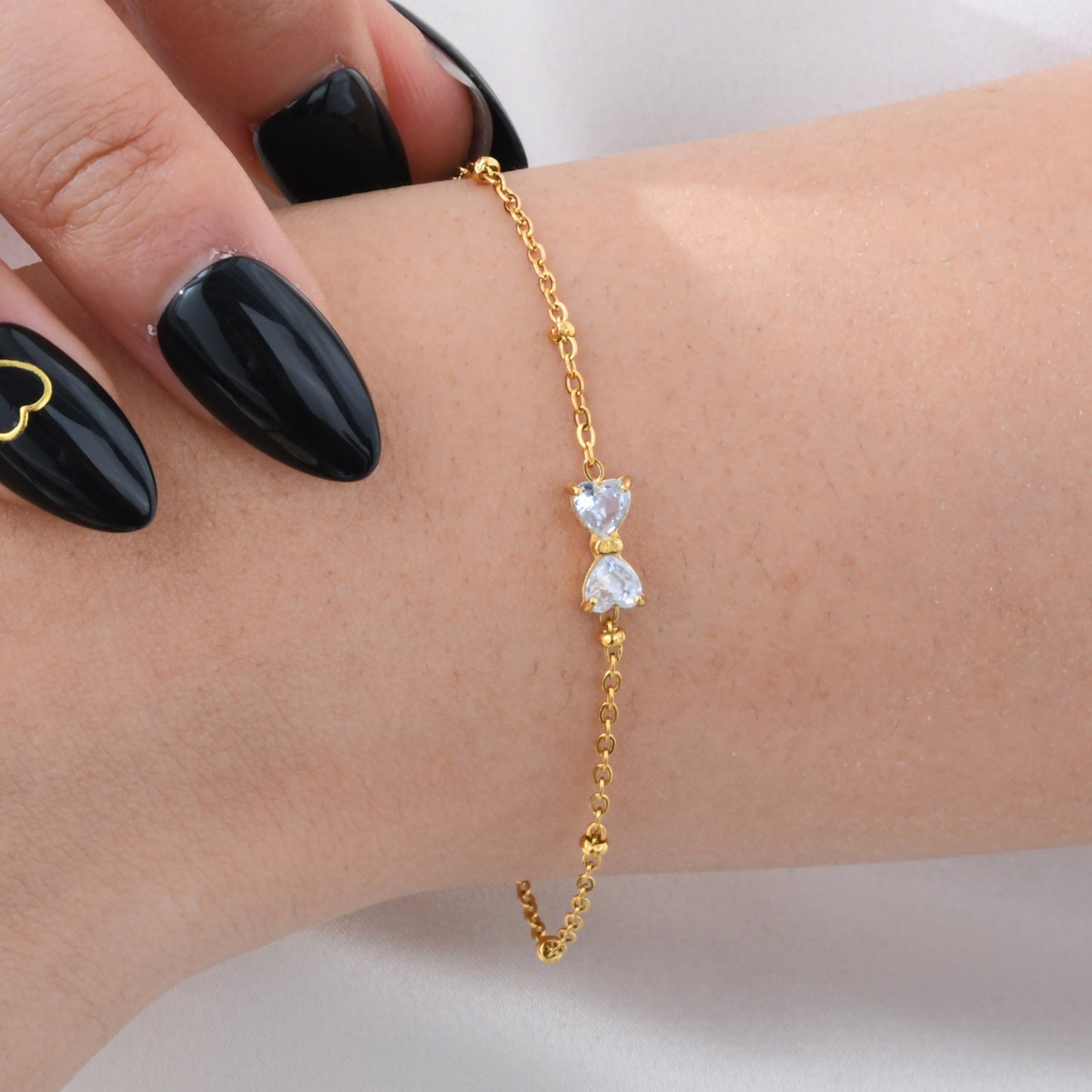 Delicado collar de lazo de acero inoxidable Kemstone con circonitas de cristal y cadena de cuentas. Joyería minimalista en tono dorado para mujer. NC-1718