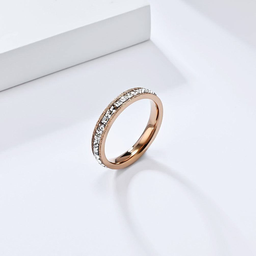 Anillo elegante de titanio con diamantes y perla en tono arena - Diseño minimalista con pavé completo, pieza distintiva para mujeres a la moda K-R947