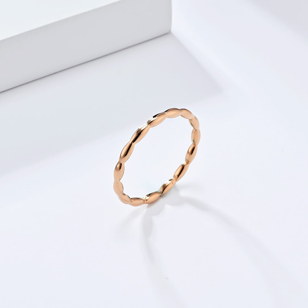 Anillo geométrico de acero y titanio con lágrima entrelazada de inspiración francesa para mujer | Joyería minimalista para uso diario con elegancia narrativa K-R945