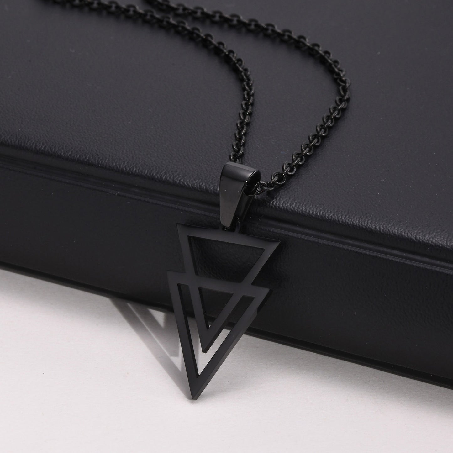 Collar con colgante geométrico triangular de acero inoxidable Kemstone para hombre PN-1487