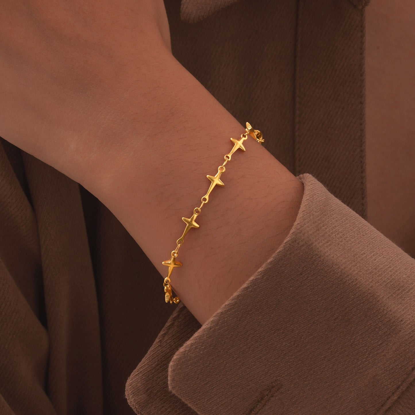 Pulsera apilable vintage de estrella de cuatro puntas: joyería celestial de acero inoxidable para un toque de elegancia cotidiana (1951)