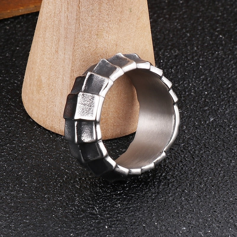 Anillo Kemstone de acero inoxidable con dragón grabado: joya vintage para hombre con detalles de circonita cúbica KR104722-KJX