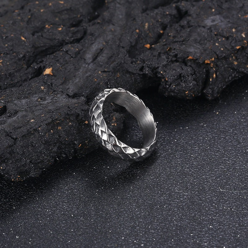 Anello in titanio Kemstone con texture a scaglie: accessorio regolabile da uomo in stile punk retrò KR37988