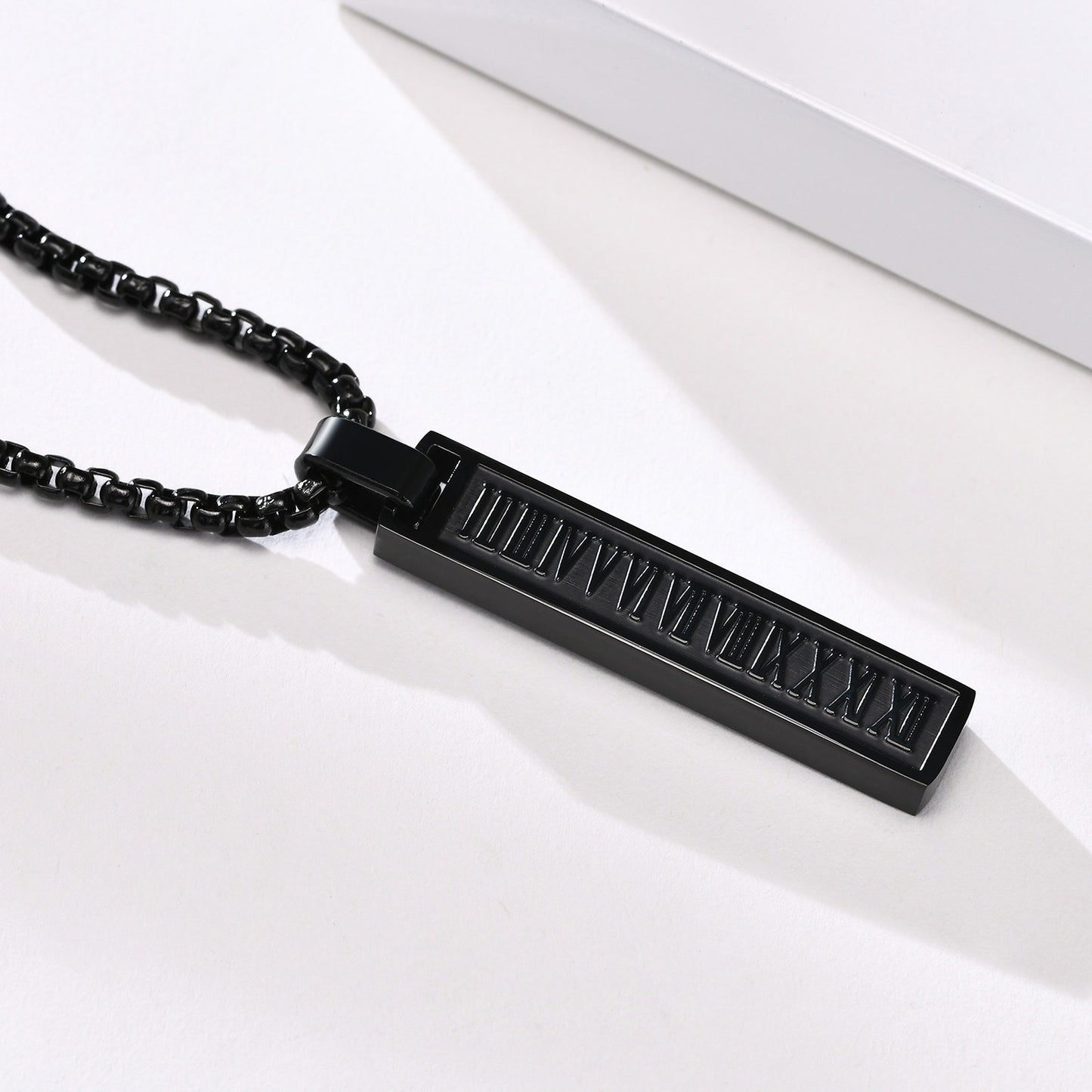 Collar con colgante de barra con números romanos Kemstone - Collar geométrico minimalista de acero inoxidable para hombre PN-1490