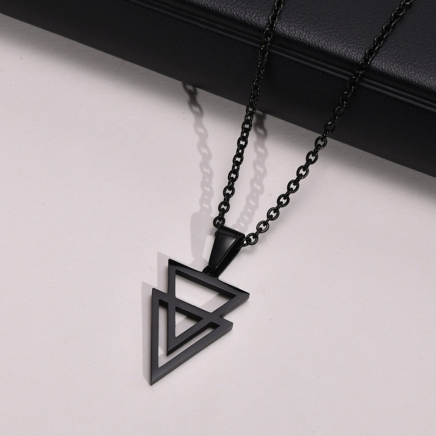 Collar con colgante geométrico triangular de acero inoxidable Kemstone para hombre PN-1487
