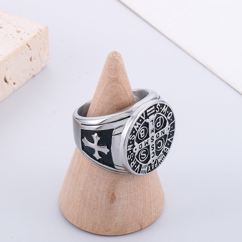 Anello in titanio con runa vichinga Kemstone e croce annerita KR107707