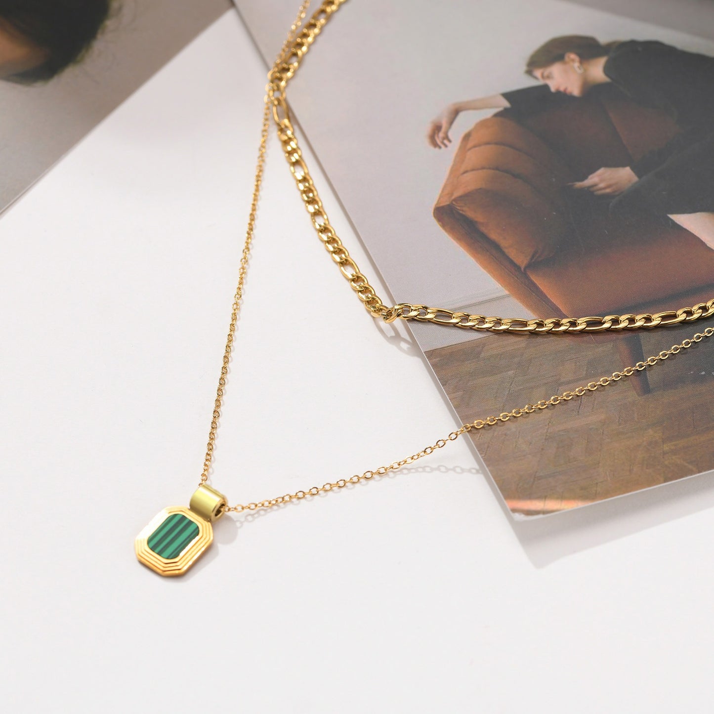 Collar Kemstone de acero inoxidable con placa cuadrada geométrica de doble capa - Colgante minimalista dorado para mujer NC-849