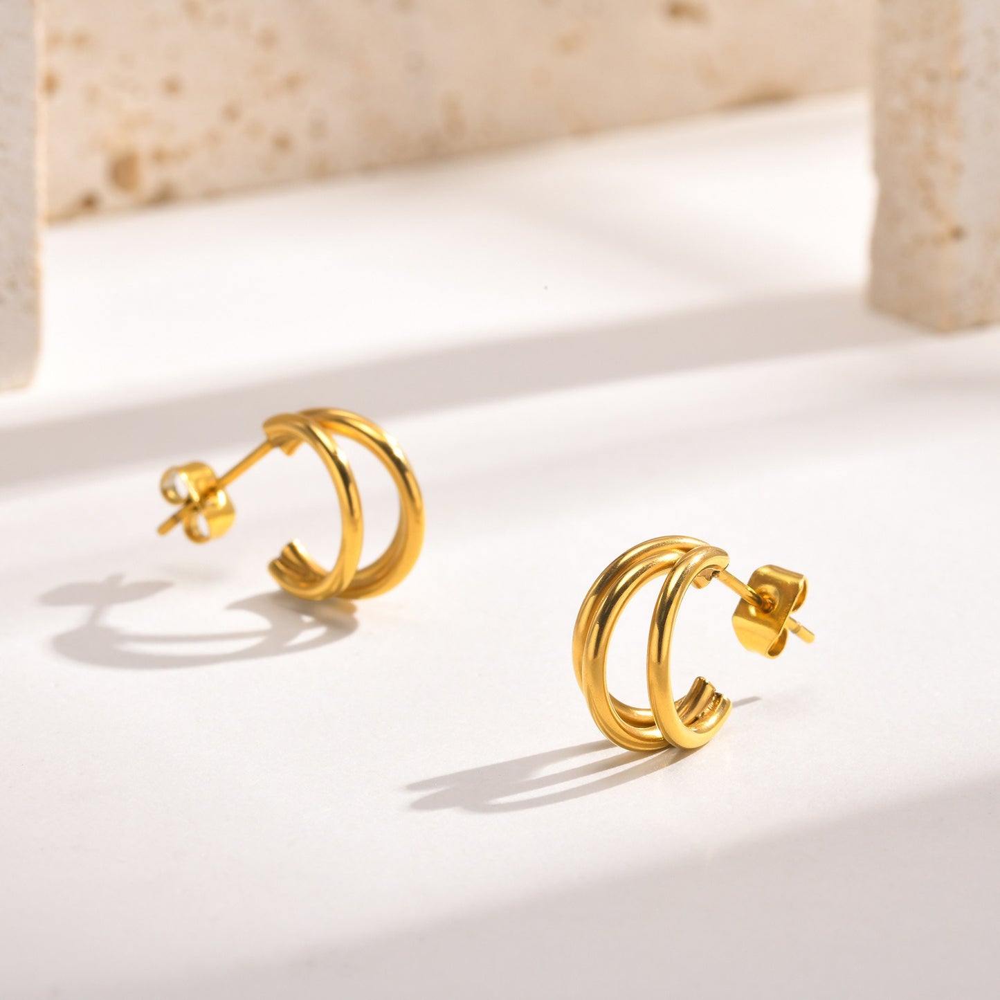 Pendientes de aro doble de acero inoxidable Kemstone | Accesorios minimalistas en forma de C para mujer EH-509