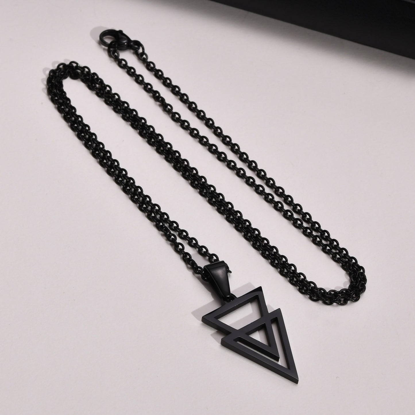 Collar con colgante geométrico triangular de acero inoxidable Kemstone para hombre PN-1487