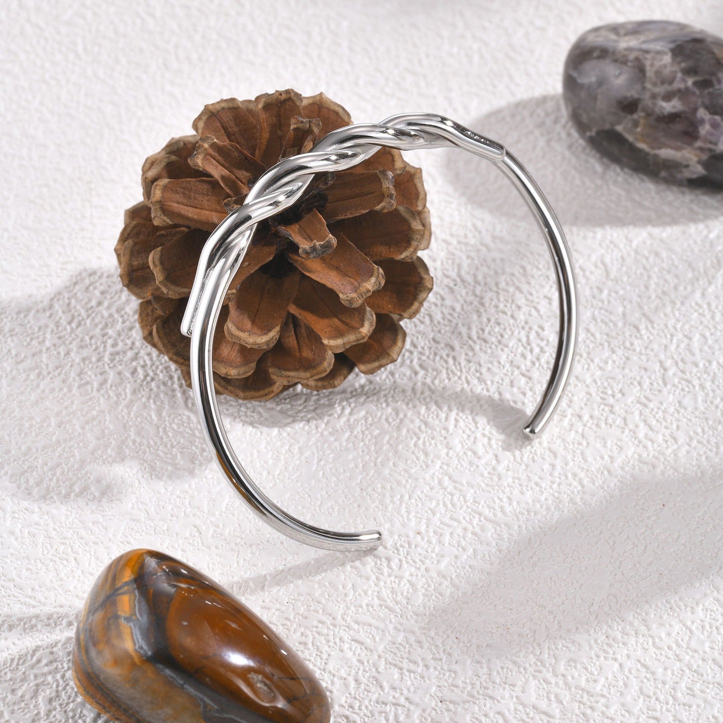 Brazalete abierto vintage de cable trenzado dorado – Joyería de acero inoxidable hipoalergénica para mujer (grabado personalizado disponible) B-606