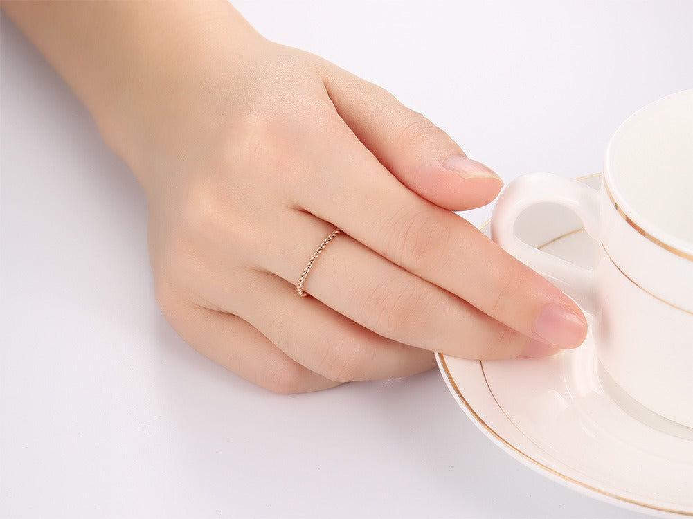 Anillo de acero de titanio trenzado Kemstone - Diseño minimalista en espiral para mujer R243