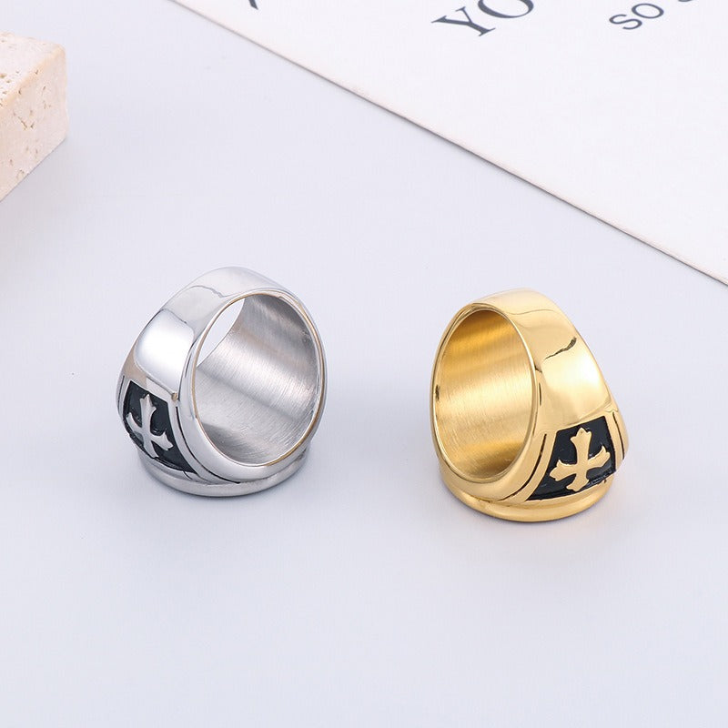 Anello in titanio con runa vichinga Kemstone e croce annerita KR107707