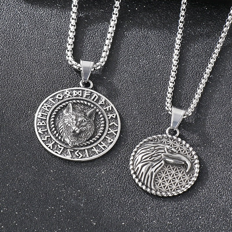 Collar de acero de titanio envejecido con diseño de doble cara de runas vikingas de Kemstone, con diseño de rey lobo y pico de águila, para hombre, con un toque retro de elegancia robusta KP116179-MZOZ