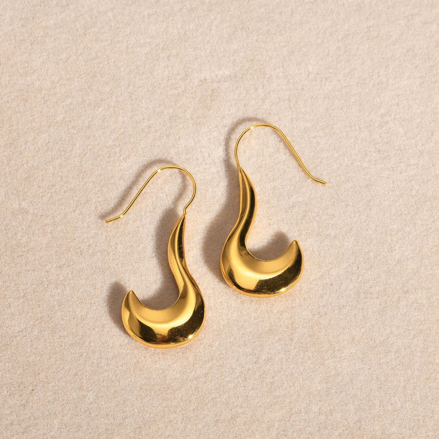 Pendientes Kemstone de acero inoxidable con forma de U retorcida | Detalle en V martillado y elegancia cotidiana EH-633