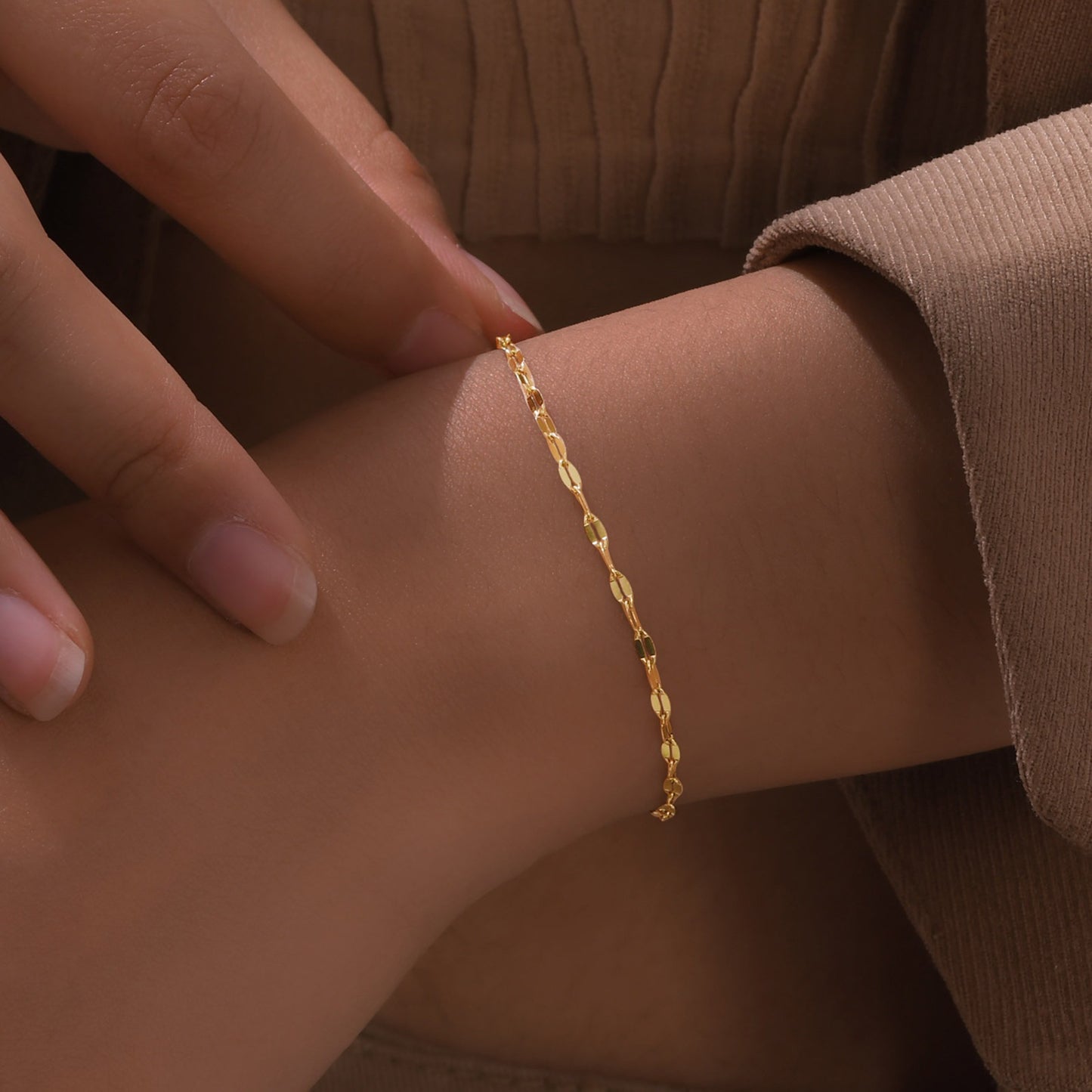 Elegante pulsera de cadena fina de acero de titanio bañada en oro de 18 quilates para mujer BR-2151