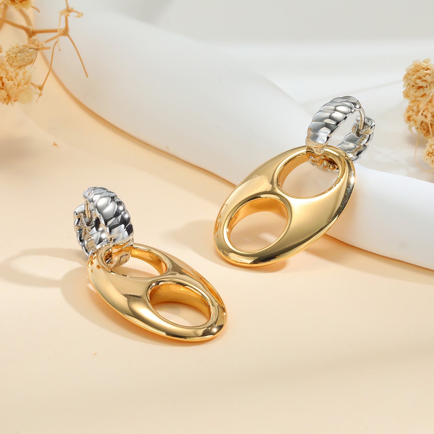 Aretes ovalados de aleación de cobre en tono dorado de 14 quilates con detalles de cristal: elegancia minimalista para un glamour cotidiano EBD-414