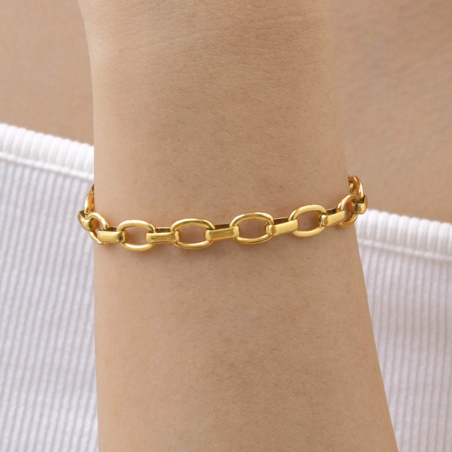 Pulsera Kemstone de acero inoxidable con eslabones, hecha a mano y con un diseño geométrico audaz en un vibrante tono dorado para el día a día de la mujer. BR-2343
