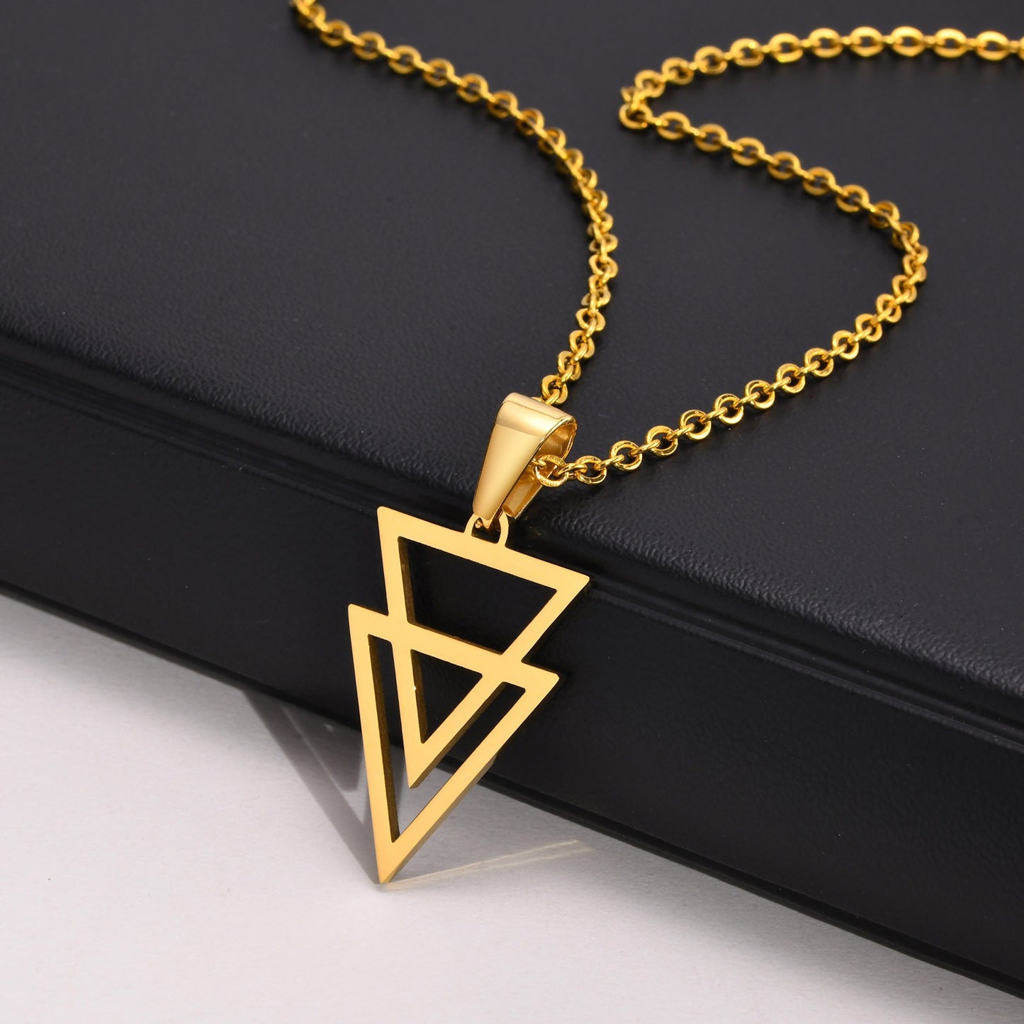 Collar con colgante geométrico triangular de acero inoxidable Kemstone para hombre PN-1487