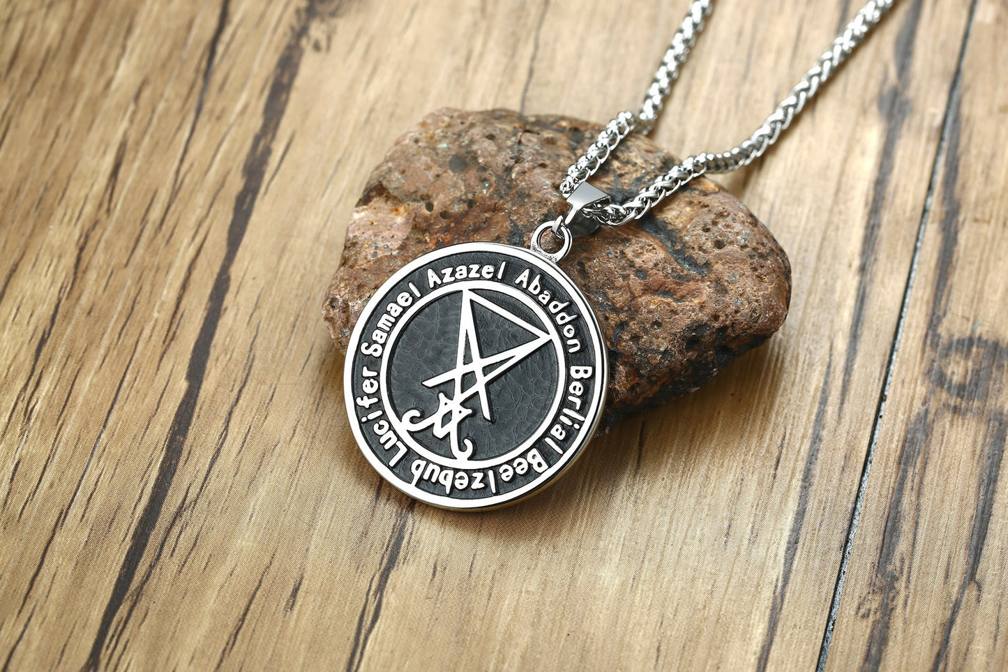 Collar con colgante de moneda de Lucifer de acero y titanio Kemstone | Pieza de estilo gótico urbano PN1161