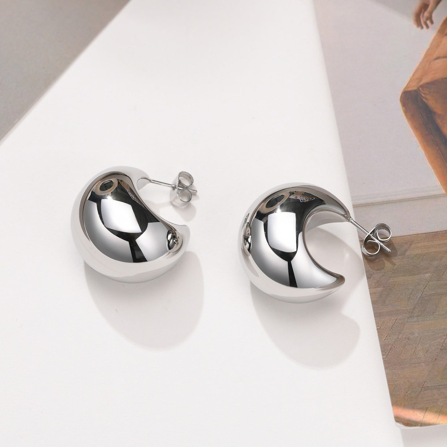 Pendientes Kemstone Hollow Crescent Moonlight de acero inoxidable - Líneas minimalistas y luz de luna susurrante ES-353
