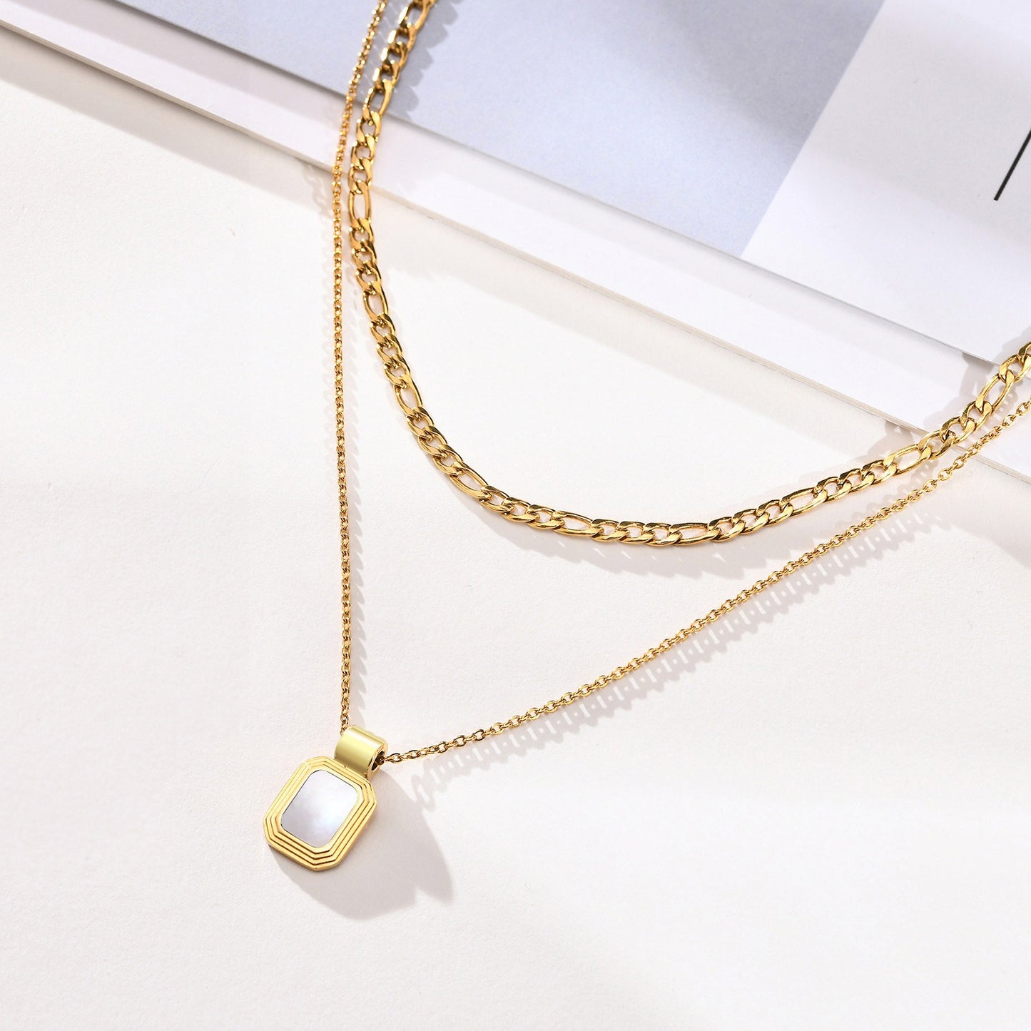 Collar Kemstone de acero inoxidable con placa cuadrada geométrica de doble capa - Colgante minimalista dorado para mujer NC-849
