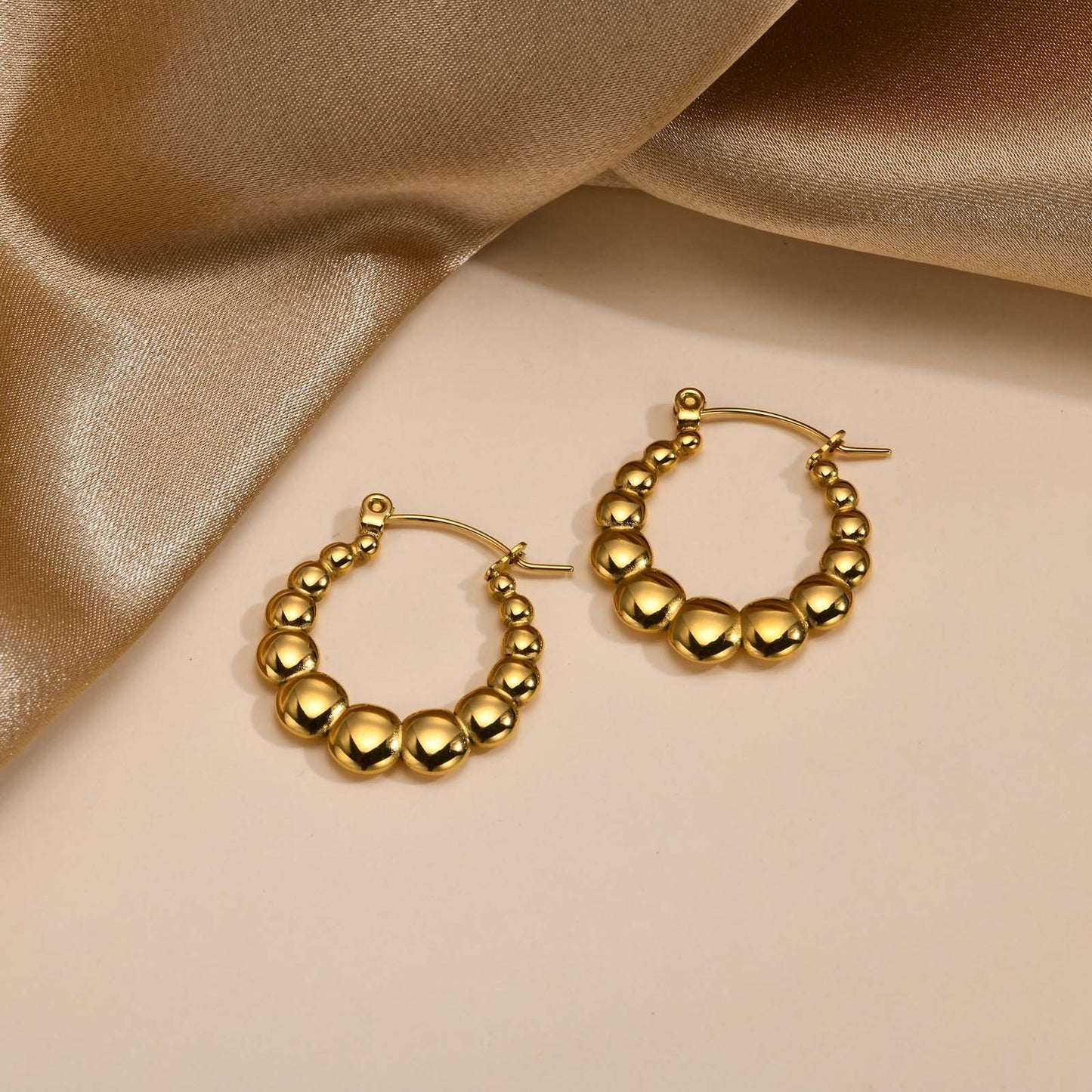 Pendientes Kemstone de acero inoxidable con forma de U retorcida | Detalle en V martillado y elegancia cotidiana EH-633