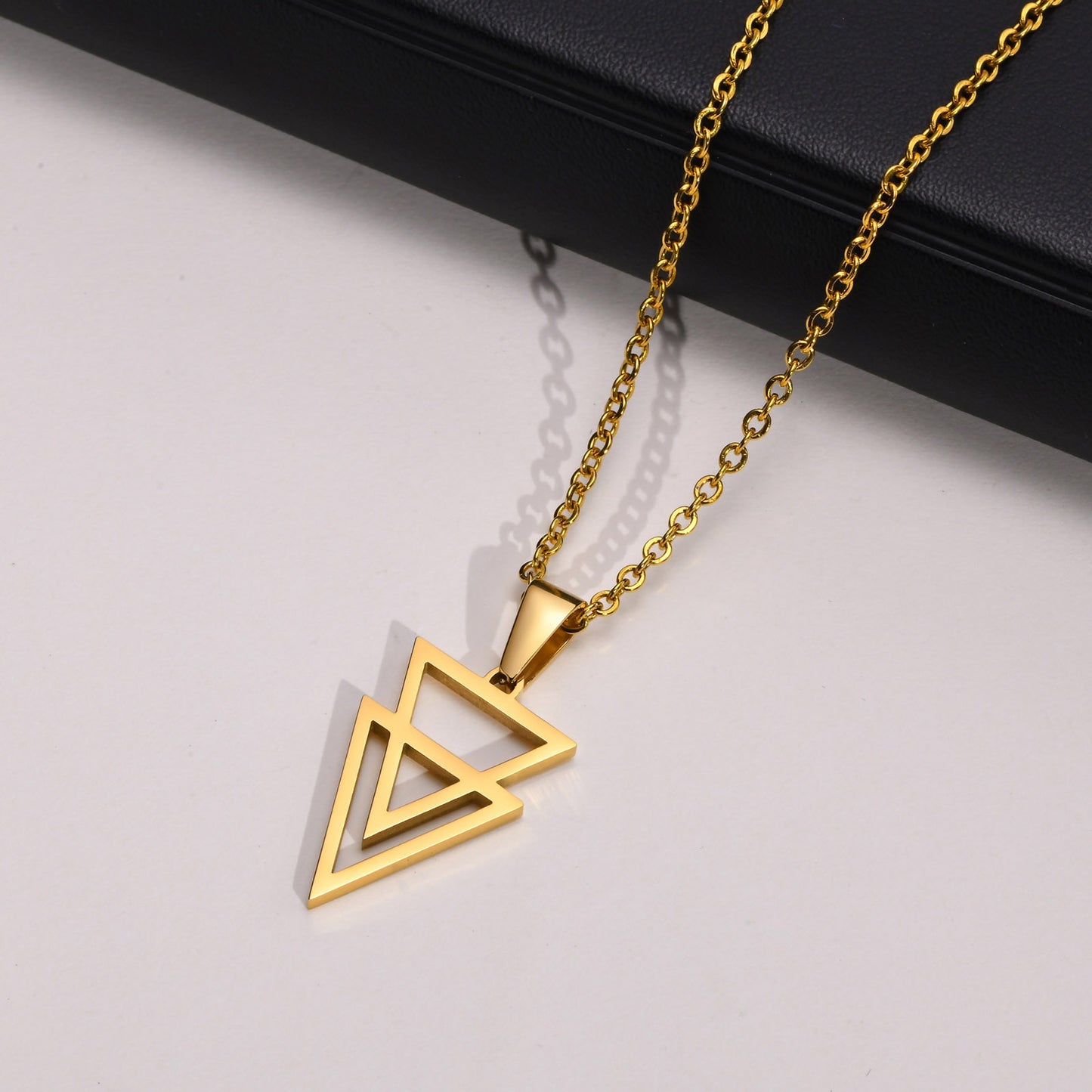 Collar con colgante geométrico triangular de acero inoxidable Kemstone para hombre PN-1487