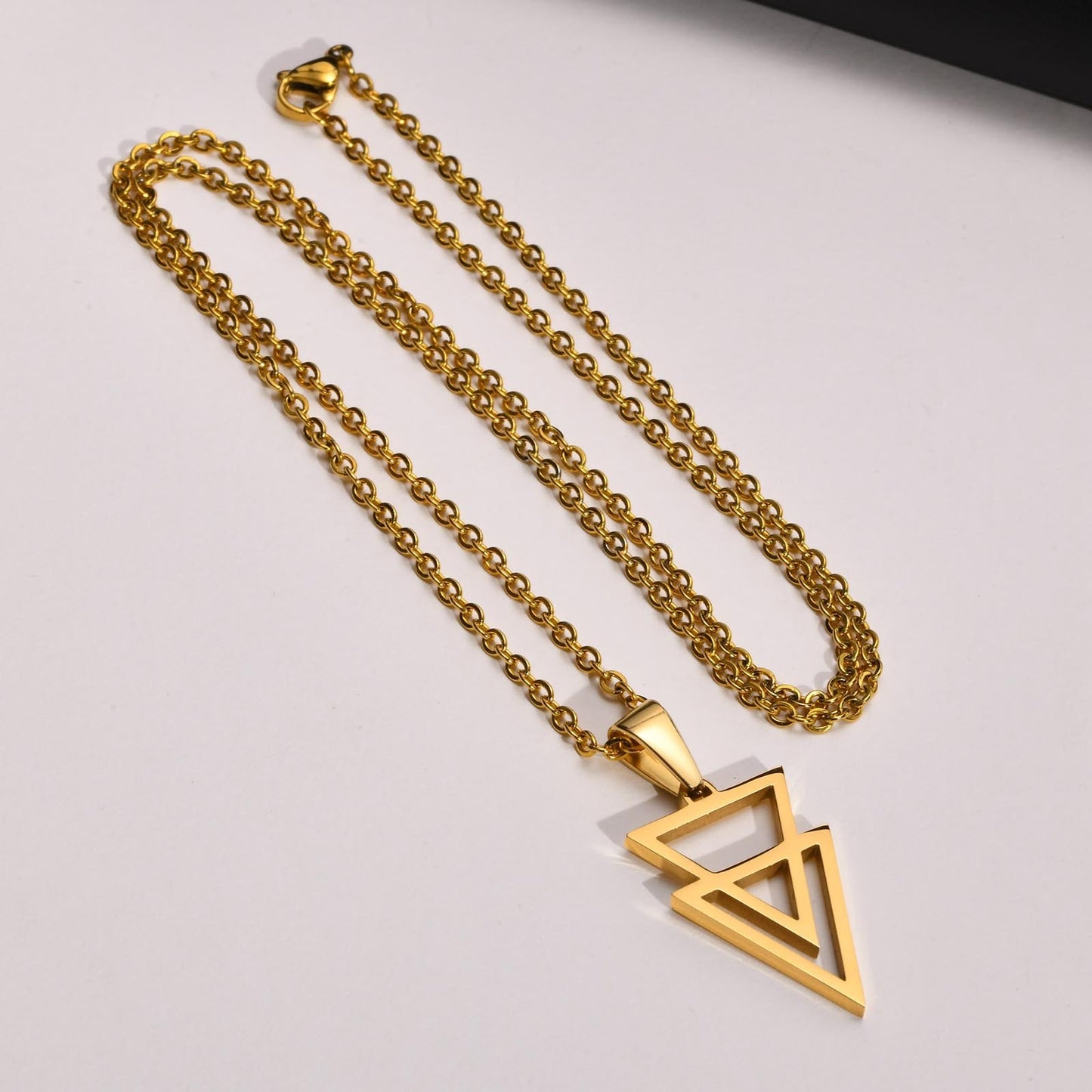Collar con colgante geométrico triangular de acero inoxidable Kemstone para hombre PN-1487