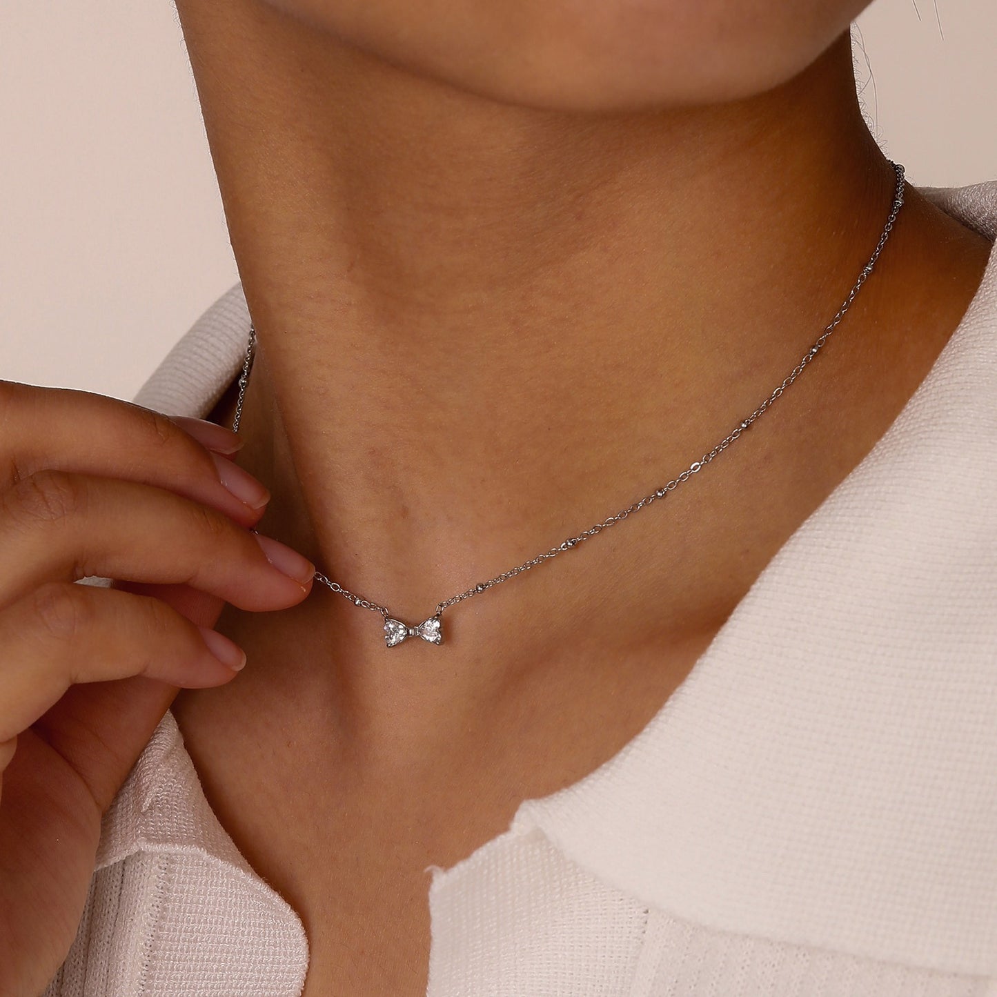 Delicado collar de lazo de acero inoxidable Kemstone con circonitas de cristal y cadena de cuentas. Joyería minimalista en tono dorado para mujer. NC-1718