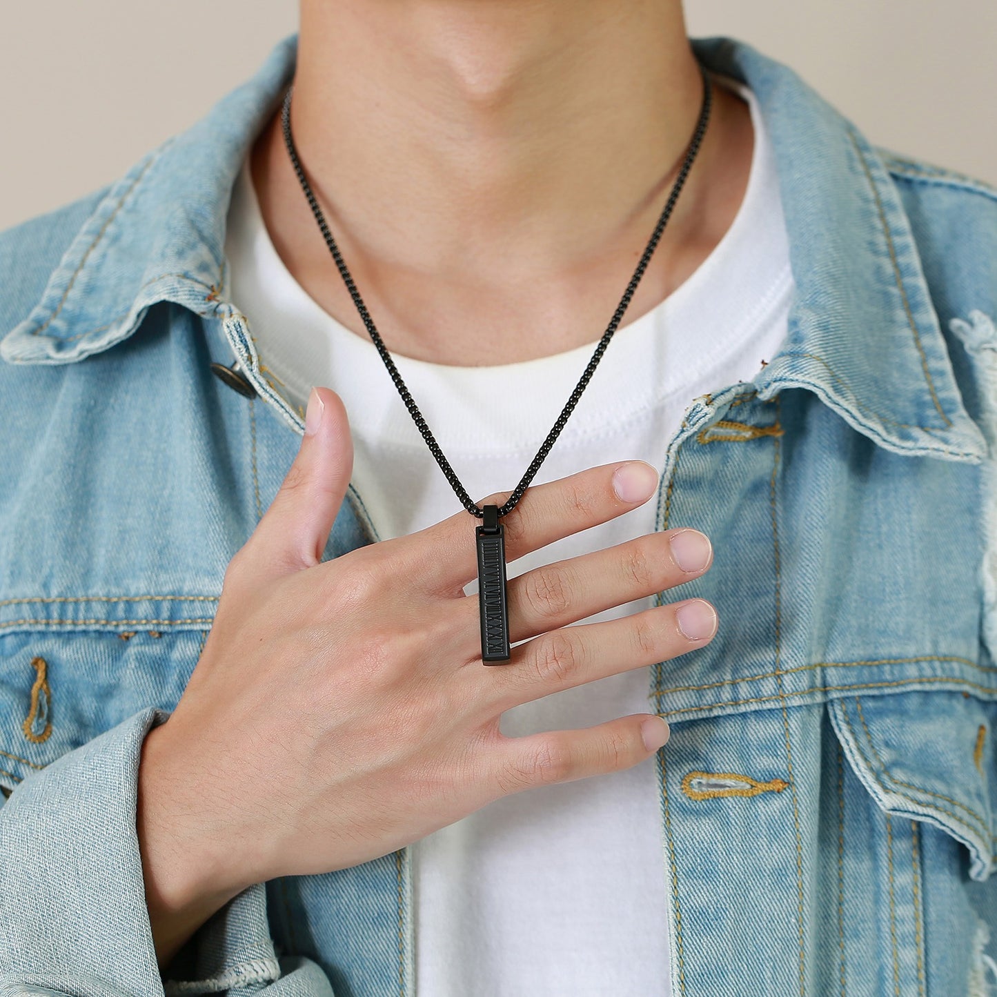 Collar con colgante de barra con números romanos Kemstone - Collar geométrico minimalista de acero inoxidable para hombre PN-1490
