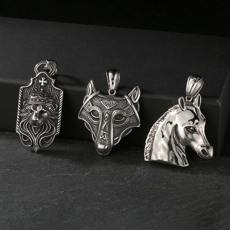 Collar Kemstone con hebilla de cabeza de lobo vikingo retro de acero titanio y titanio del Rey León y Caballo Salvaje: una pieza llamativa para hombre Kemstone KP54394