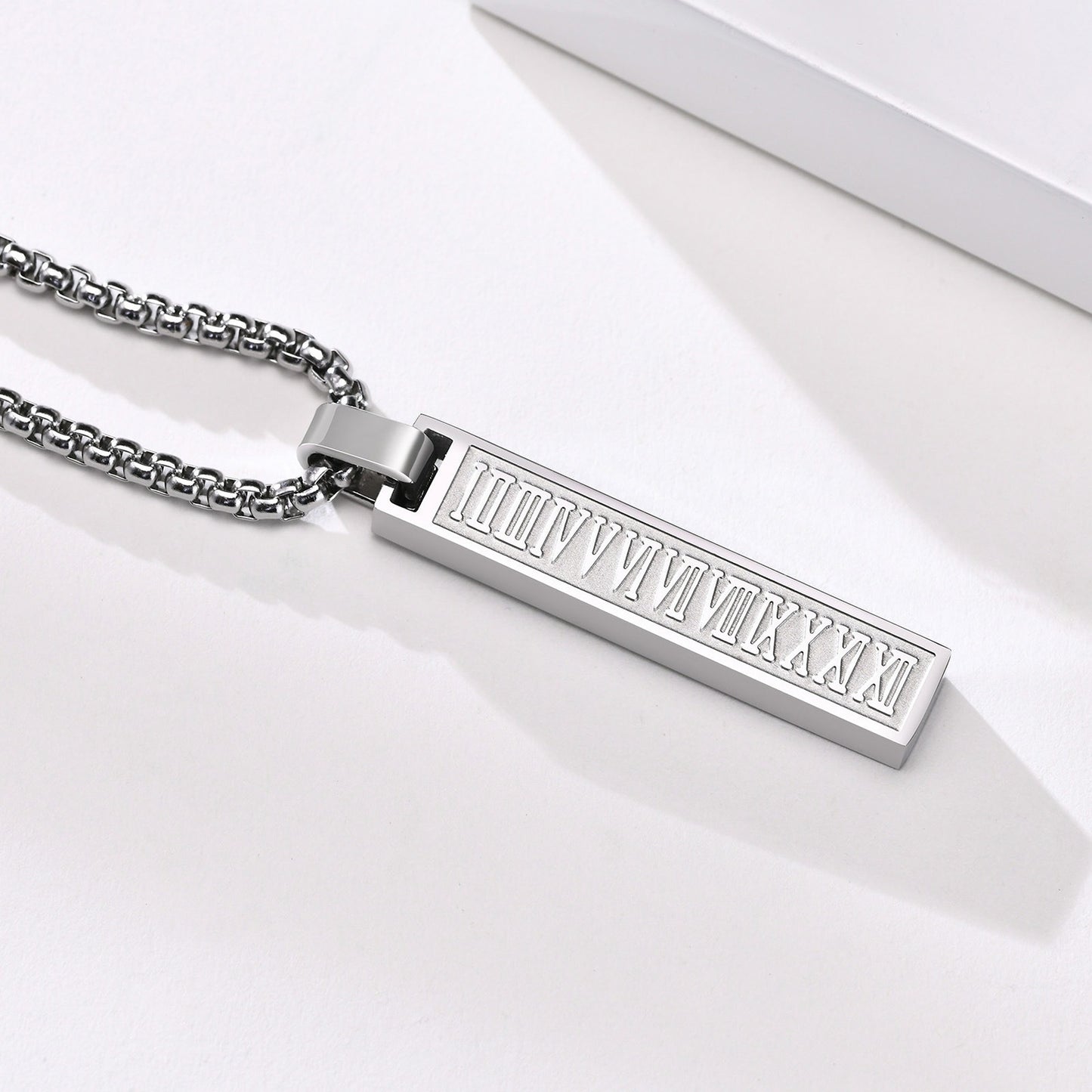 Collar con colgante de barra con números romanos Kemstone - Collar geométrico minimalista de acero inoxidable para hombre PN-1490