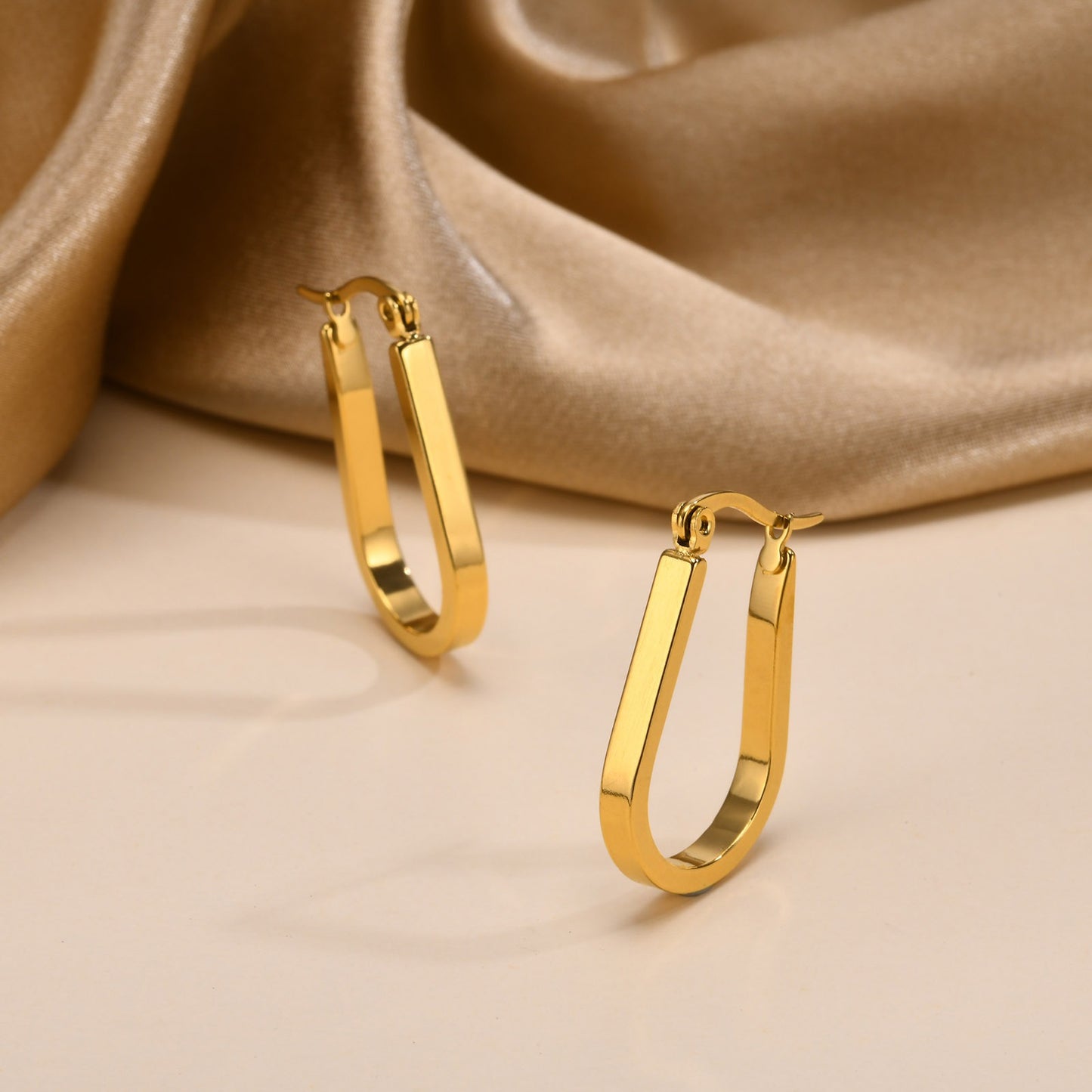 Pendientes Kemstone de acero inoxidable con forma de U retorcida | Detalle en V martillado y elegancia cotidiana EH-633
