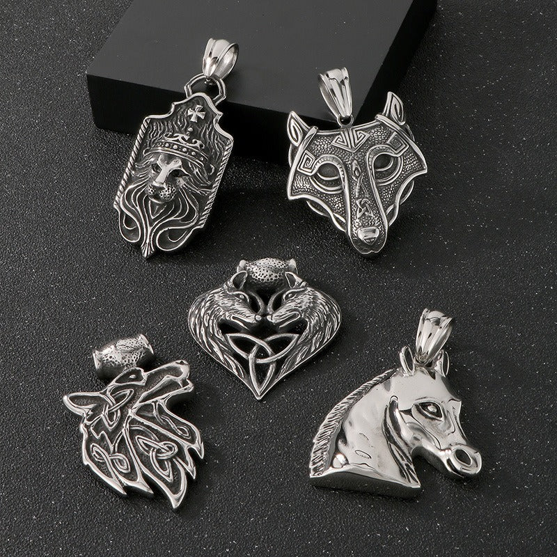Collar Kemstone con hebilla de cabeza de lobo vikingo retro de acero titanio y titanio del Rey León y Caballo Salvaje: una pieza llamativa para hombre Kemstone KP54394