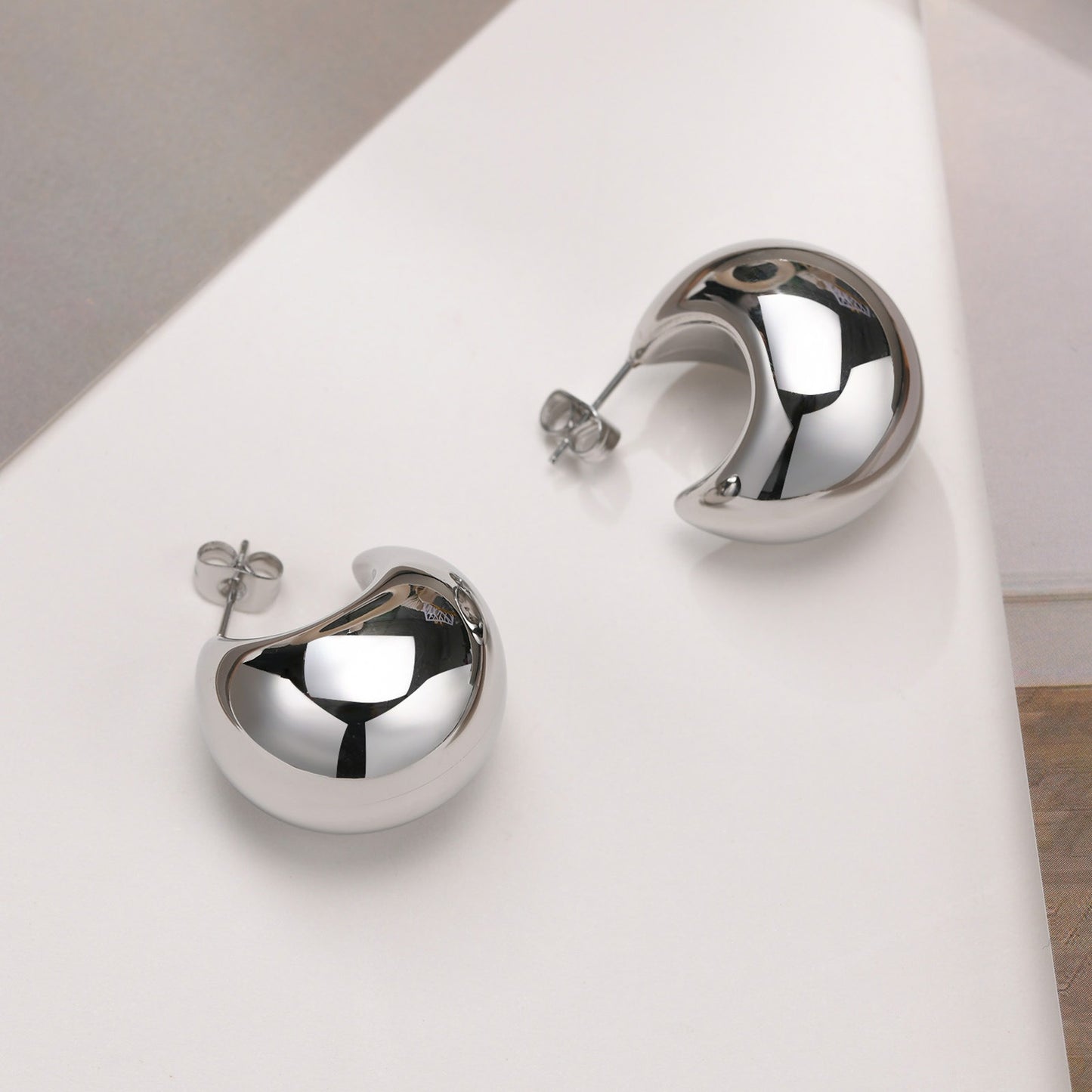 Pendientes Kemstone Hollow Crescent Moonlight de acero inoxidable - Líneas minimalistas y luz de luna susurrante ES-353