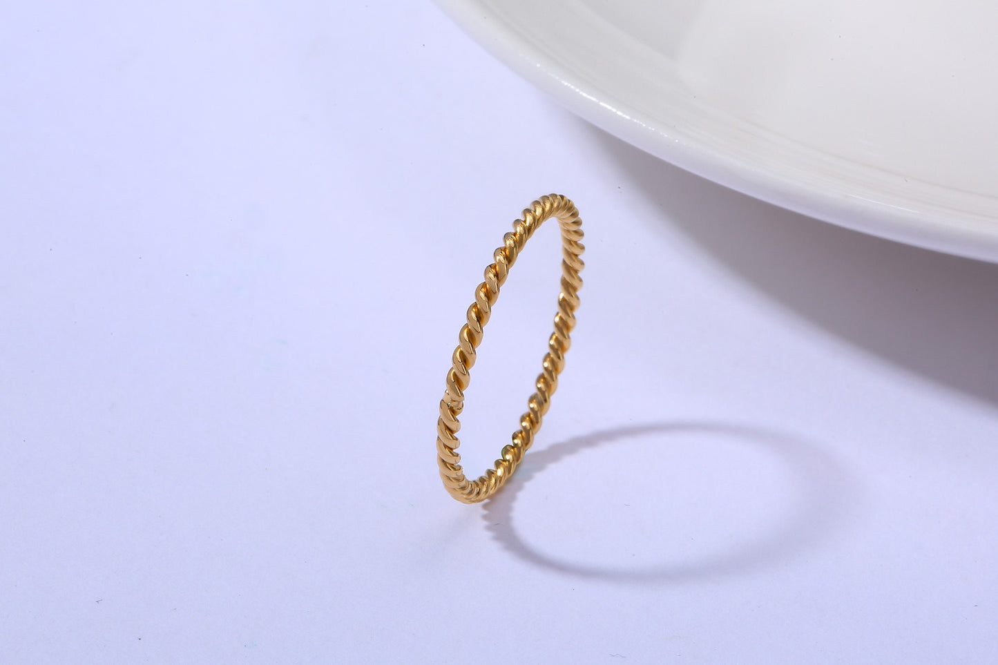 Anillo de acero de titanio trenzado Kemstone - Diseño minimalista en espiral para mujer R243
