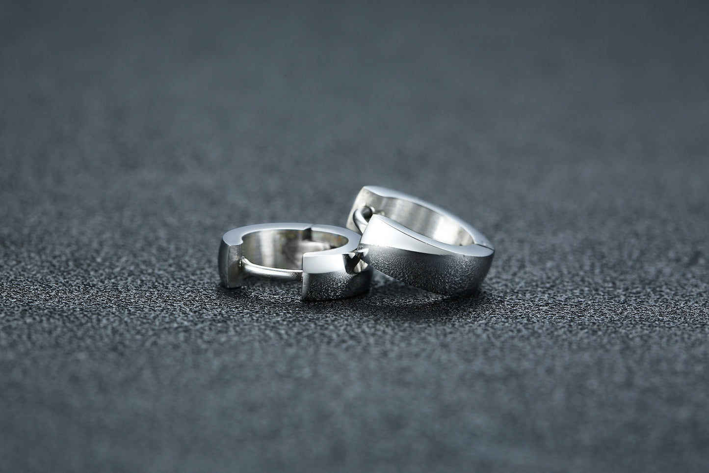 Men’s 4mm Stainless Steel Hoop Earrings – Minimalist Street Style EH-114