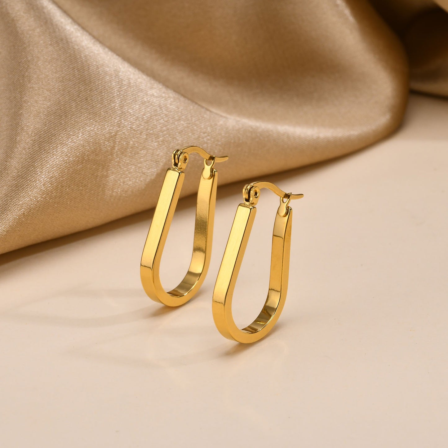 Pendientes Kemstone de acero inoxidable con forma de U retorcida | Detalle en V martillado y elegancia cotidiana EH-633